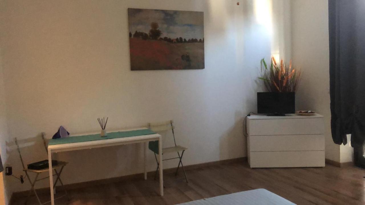 Appartement Monolocale Arredato Con Una Camera à Parme Extérieur photo