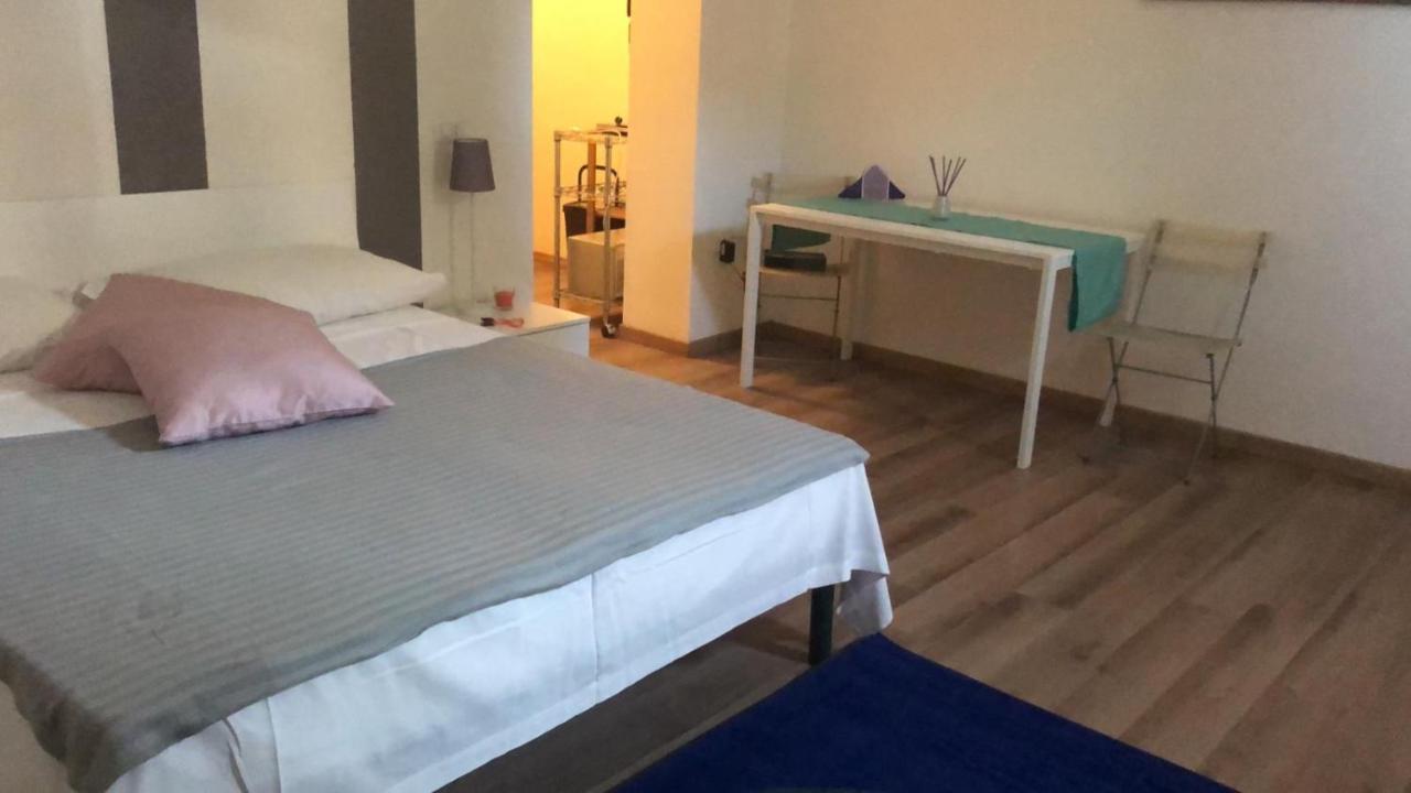 Appartement Monolocale Arredato Con Una Camera à Parme Extérieur photo