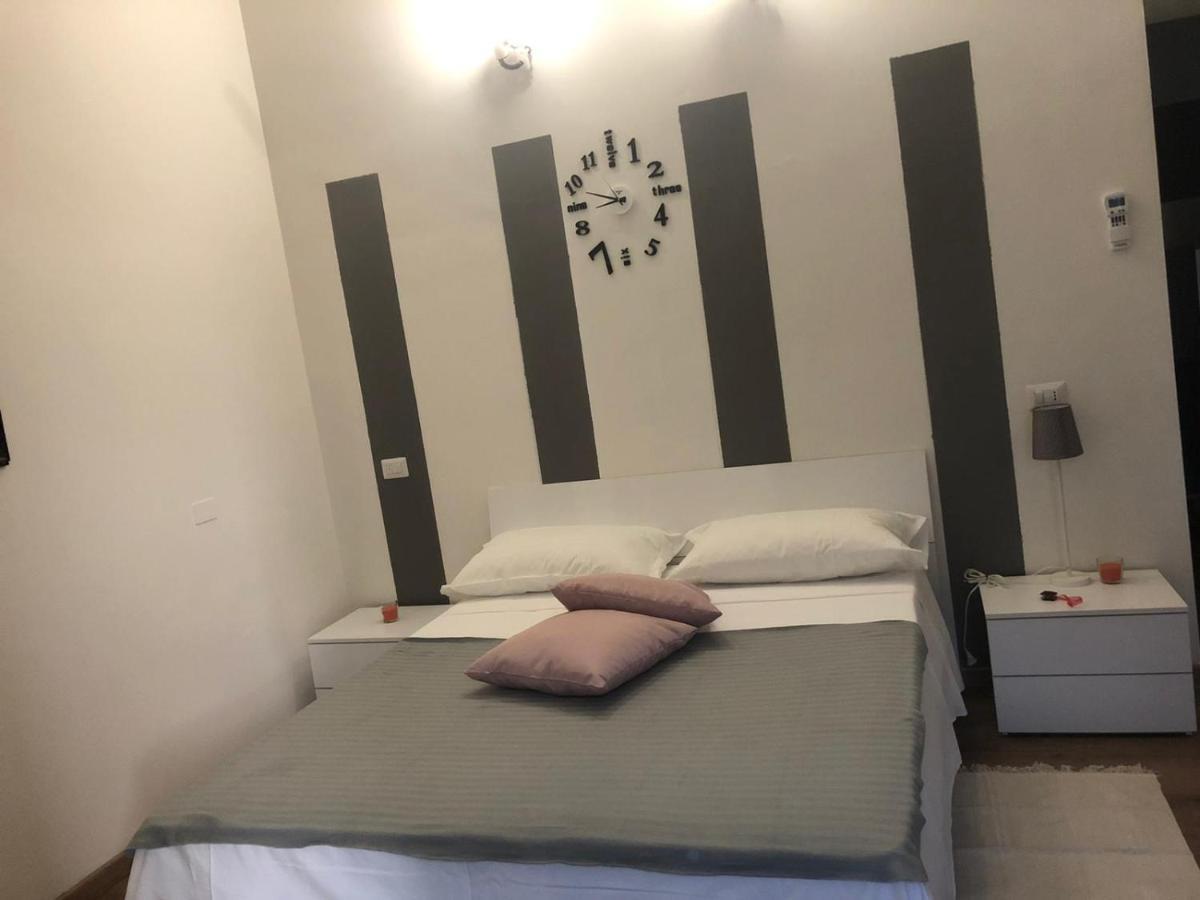 Appartement Monolocale Arredato Con Una Camera à Parme Extérieur photo